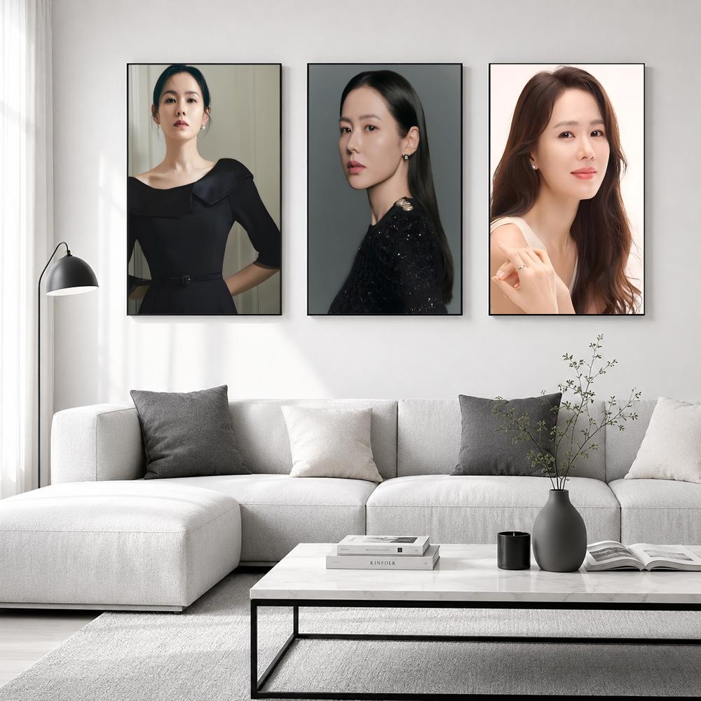 Plakat z aktorką Son Ye-jin. W – Home Office Ye recenzja i cena