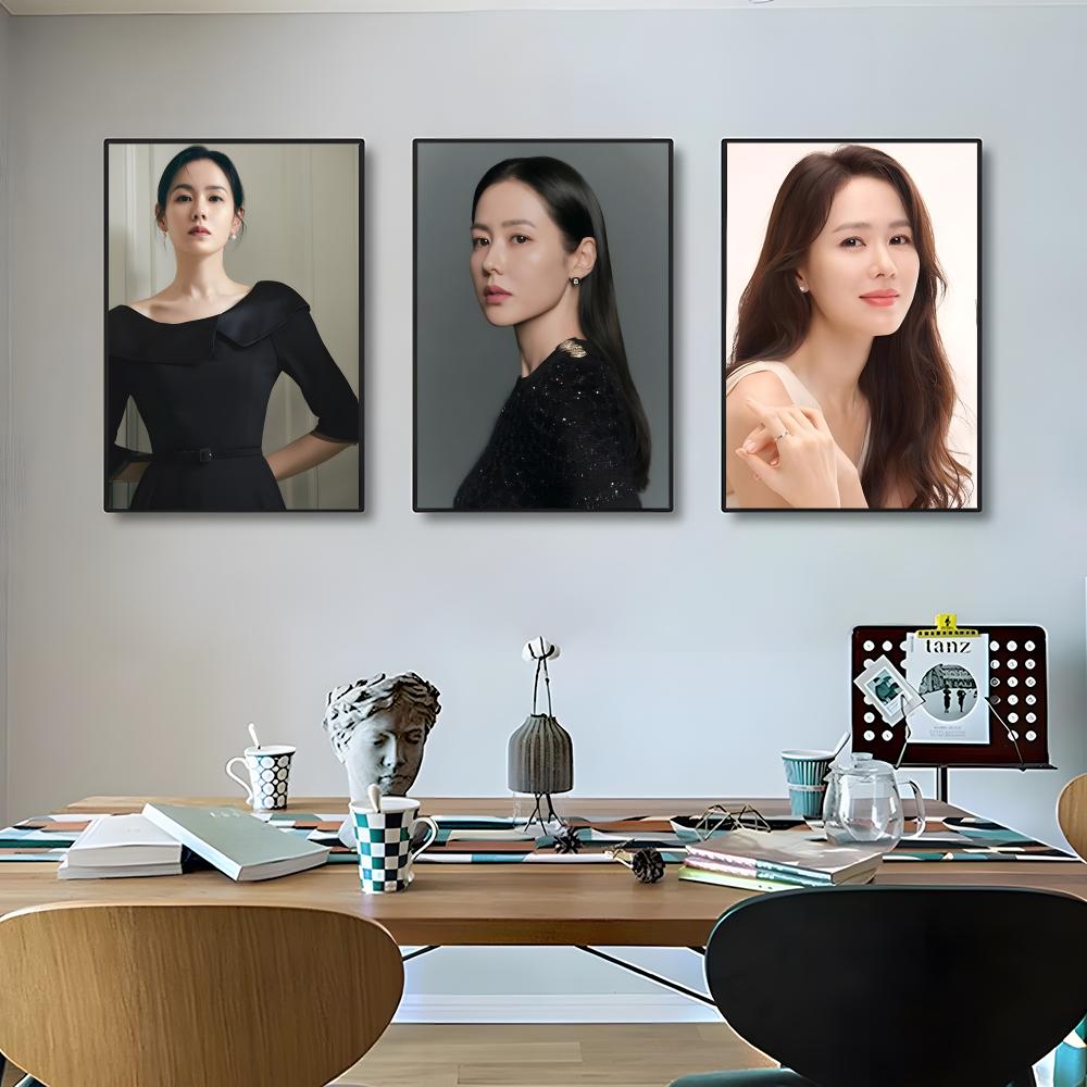 Plakat z aktorką Son Ye-jin. W – Home Office Ye recenzja i cena