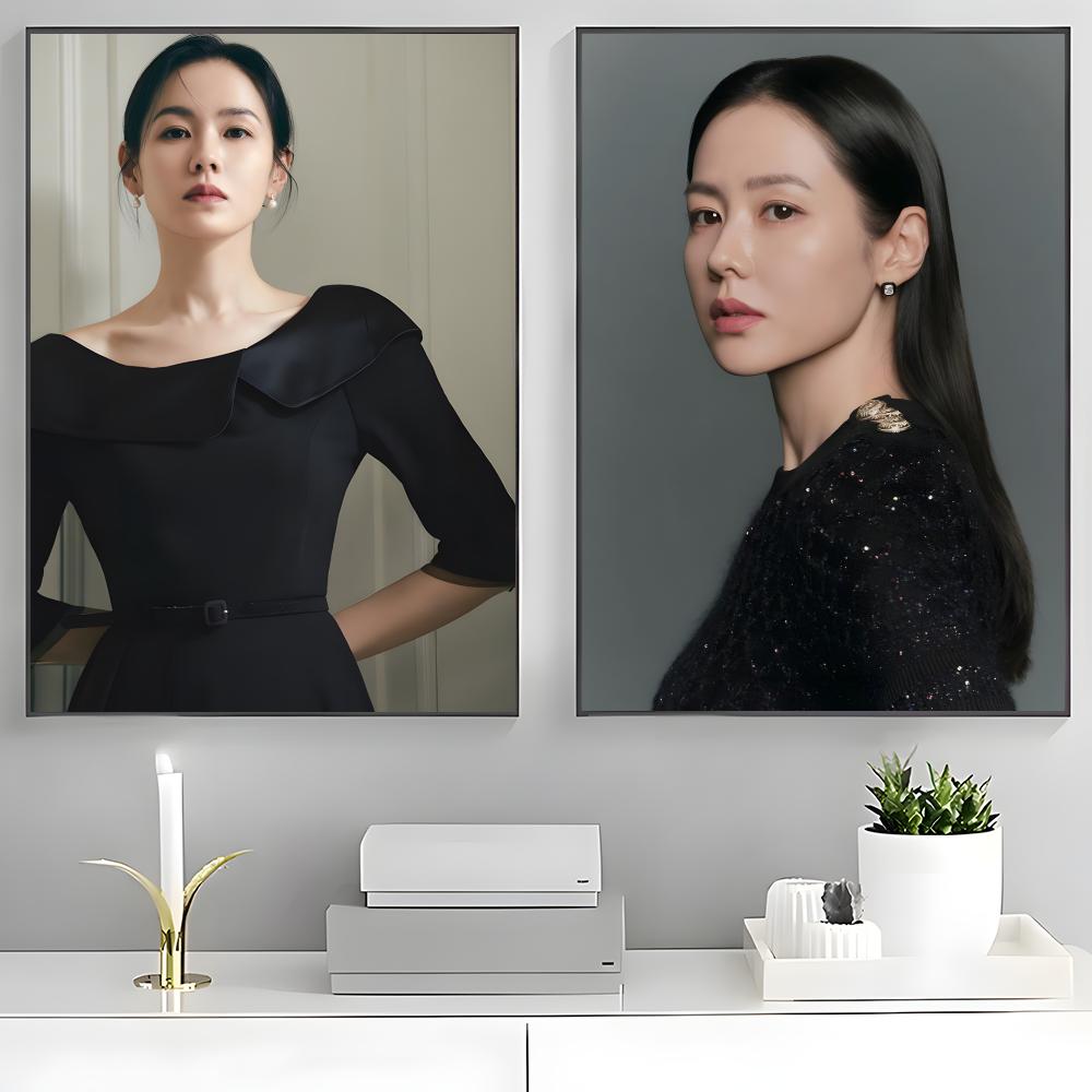 Plakat z aktorką Son Ye-jin. W – Home Office Ye recenzja i cena